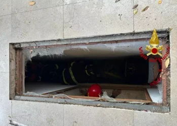 Golfo Aranci, cade in una intercapedine di 3 metri