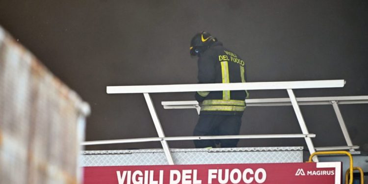 Incendio in palazzina a Cornaredo, tre morti nella notte