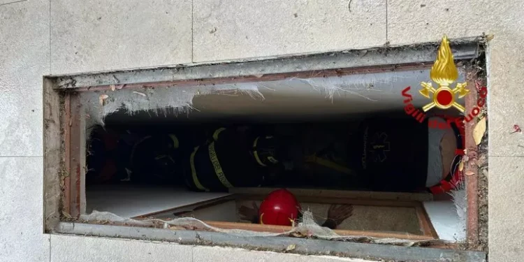 Golfo Aranci, cade in una intercapedine di 3 metri