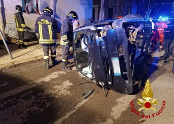 Alghero, schianto nella notte: macchina finisce contro auto in sosta e si ribalta