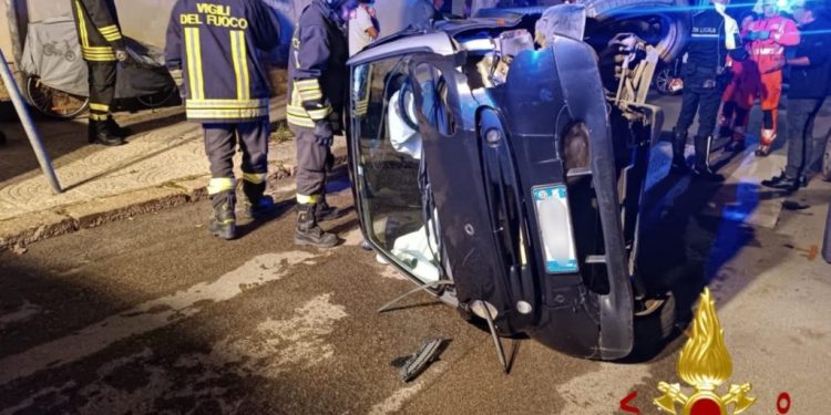 Alghero, schianto nella notte: macchina finisce contro auto in sosta e si ribalta