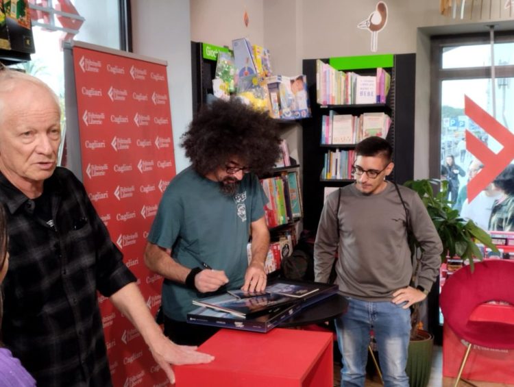 Il firma copie di Caparezza, centinaia di fan in fila alla Feltrinelli a Cagliari