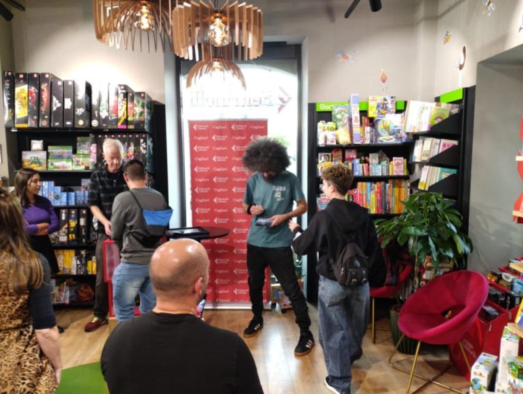 Il firma copie di Caparezza, centinaia di fan in fila alla Feltrinelli a Cagliari