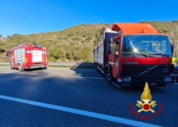 Tragedia a Pattada, autotrasportatore muore schiacciato dal carico del suo camion