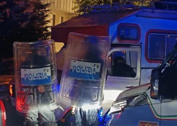 Modena: assedio di polizia al rave party: cariche, scontri e fermi