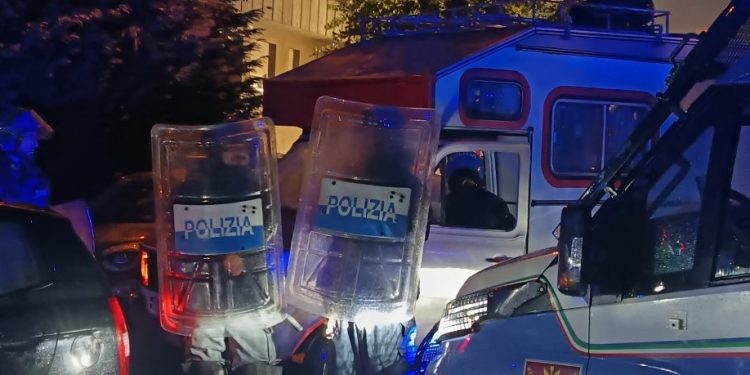 Modena: assedio di polizia al rave party: cariche, scontri e fermi