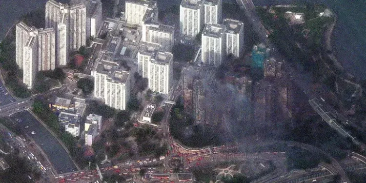 Spento dopo quasi 48 ore il violento incendio di Hong Kong