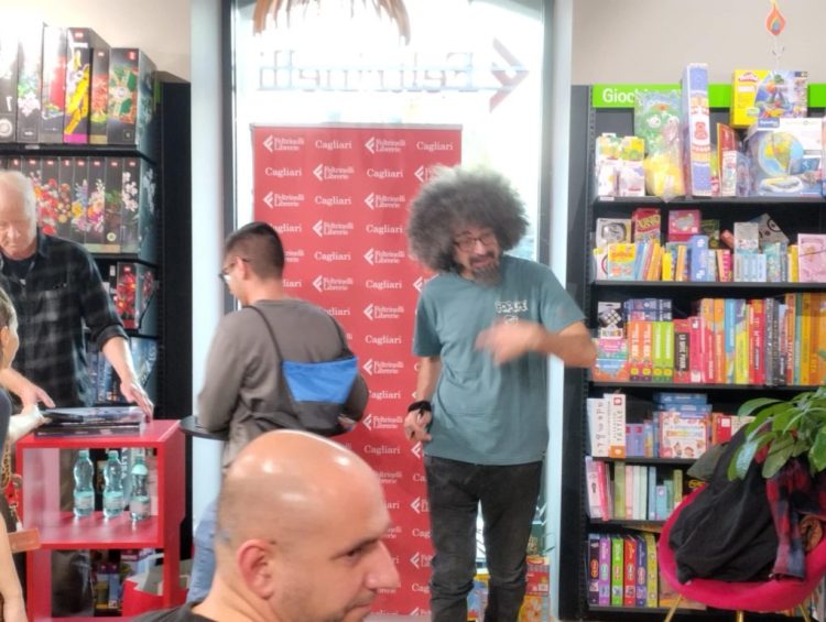 Il firma copie di Caparezza, centinaia di fan in fila alla Feltrinelli a Cagliari