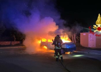 Alghero, furgone in fiamme: intervento dei Vigili del Fuoco