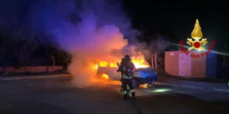 Alghero, furgone in fiamme: intervento dei Vigili del Fuoco