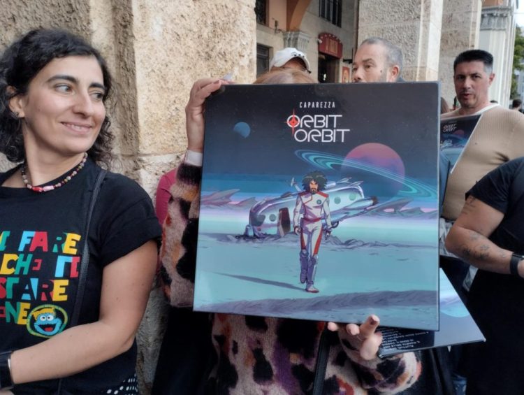 Il firma copie di Caparezza, centinaia di fan in fila alla Feltrinelli a Cagliari