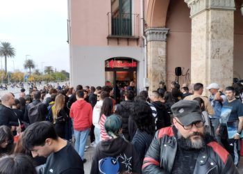 Il firma copie di Caparezza, centinaia di fan in fila alla Feltrinelli a Cagliari