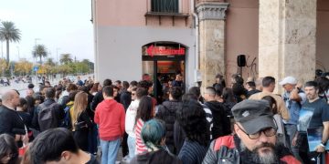 Il firma copie di Caparezza, centinaia di fan in fila alla Feltrinelli a Cagliari