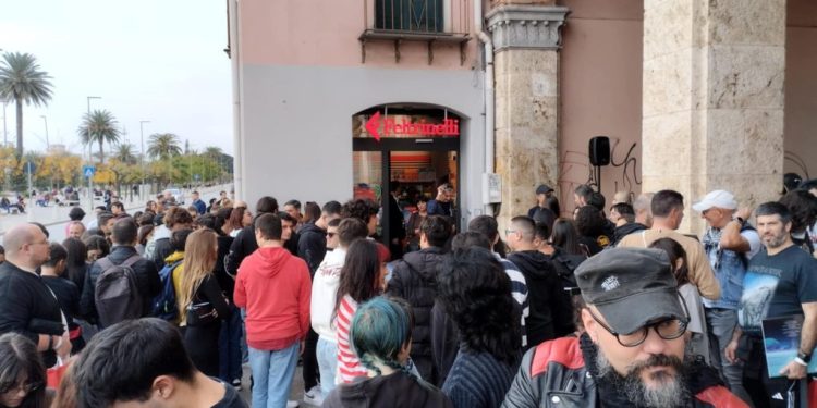 Il firma copie di Caparezza, centinaia di fan in fila alla Feltrinelli a Cagliari
