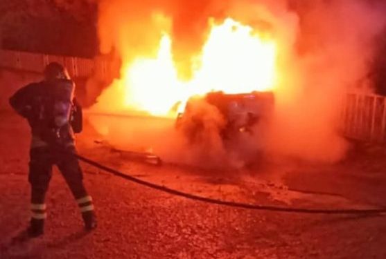 Nuoro, auto in fiamme nella notte: non si esclude l’origine dolosa