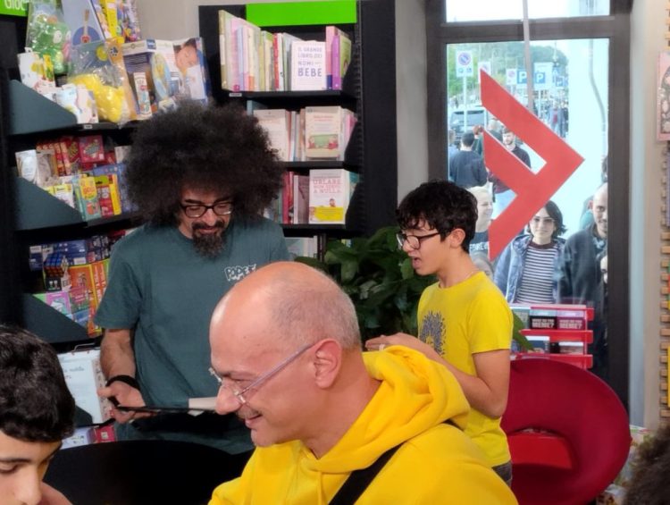 Il firma copie di Caparezza, centinaia di fan in fila alla Feltrinelli a Cagliari