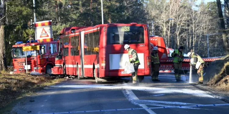 Bus si schianta contro una fermata a Stoccolma, ‘diversi morti’