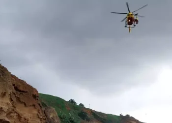 Cade sulla scogliera e passa la notte all’addiaccio, salvato