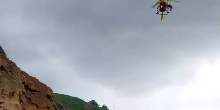 Cade sulla scogliera e passa la notte all’addiaccio, salvato