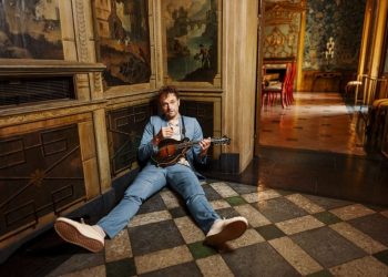 Lunedì sera a Cagliari gran finale del Karel Music Expo con il virtuoso del mandolino Chris Thile in concerto al Bflat