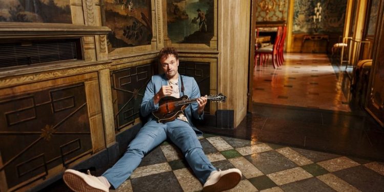 Lunedì sera a Cagliari gran finale del Karel Music Expo con il virtuoso del mandolino Chris Thile in concerto al Bflat