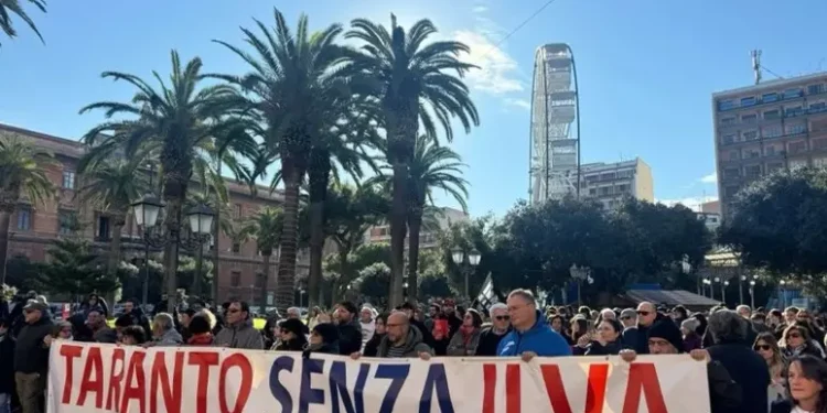 Cittadini in corteo a Taranto, ‘vogliamo la città senza l’Ilva’