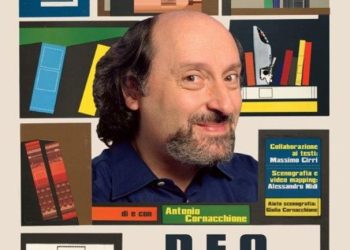 Prosa: Antonio Cornacchione in “D.E.O. ex Macchina” – da mercoledì 19 novembre tra Alghero, Ozieri, Lanusei, Macomer e Sanluri