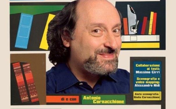 Prosa: Antonio Cornacchione in “D.E.O. ex Macchina” – da mercoledì 19 novembre tra Alghero, Ozieri, Lanusei, Macomer e Sanluri