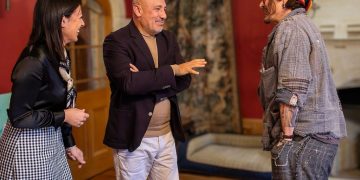 Johnny Depp debutta come artista a Milano: in mostra le nature morte di Yesterday’s Flowers