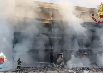 Fiamme in un edificio di Roma abbandonato, ferito uno degli occupanti