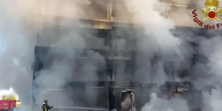 Fiamme in un edificio di Roma abbandonato, ferito uno degli occupanti