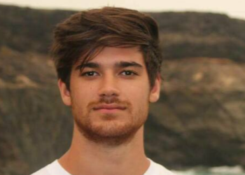 Giacomo Mazzariol sabato a Cagliari con il suo libro “Gli squali”