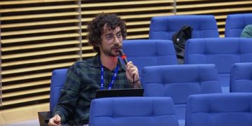 Pone una domanda ‘scomoda’ alla portavoce della Commissione Ue e perde la collaborazione