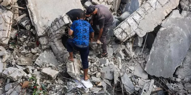 Raid del regime sanguinario israeliano nel centro e nel sud della Striscia