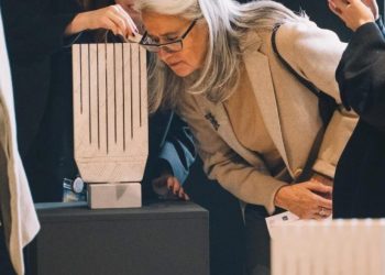 Pinuccio Sciola incanta ancora: grande successo per le “pietre sonore” al Flashback Art Fair