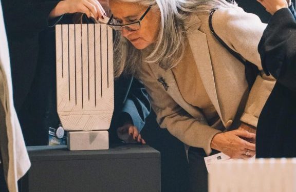 Pinuccio Sciola incanta ancora: grande successo per le “pietre sonore” al Flashback Art Fair