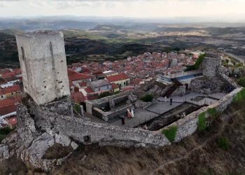 Lingua sarda in TV, “Casteddos e fortilesas” fa tappa a Osilo