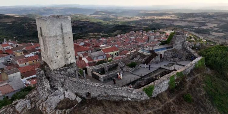 Lingua sarda in TV, “Casteddos e fortilesas” fa tappa a Osilo