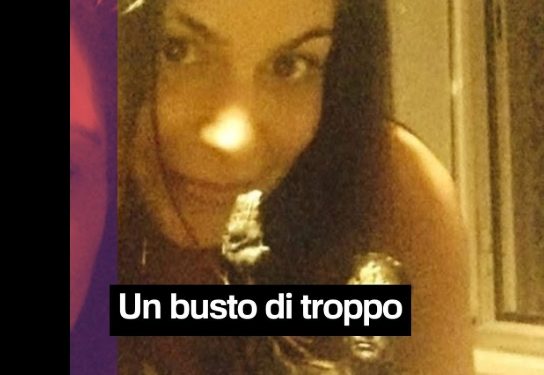 La foto della deputata meloniana Chiara Colosimo con la statuetta del Duce