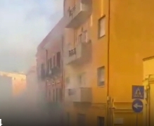 Immagini esclusive: la polizia lancia i lacrimogeni sui palazzi in centro a Cagliari