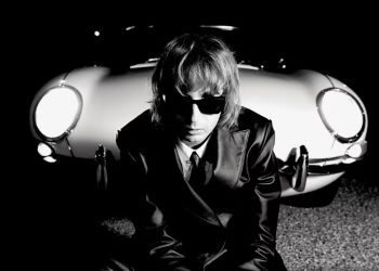 Thomas Raggi debutta da solista: arriva “Masquerade”, prodotto da Tom Morello