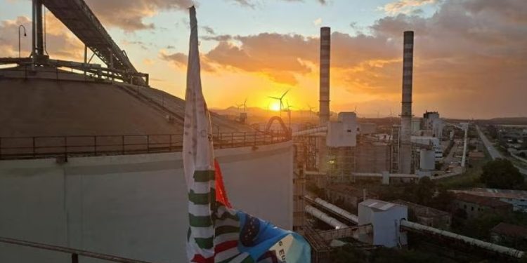 Ottavo giorno sul silo per gli operai Eurallumina