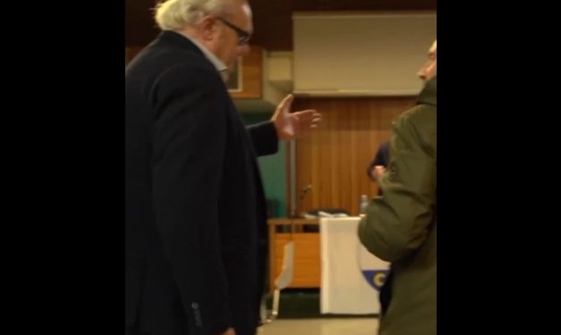 Cacciato giornalista di Report da presentazione pubblica di un libro sul gender