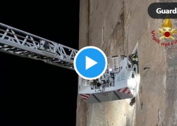Crollo Torre dei Conti, è morto l’operaio estratto dalle macerie dopo 11 ore