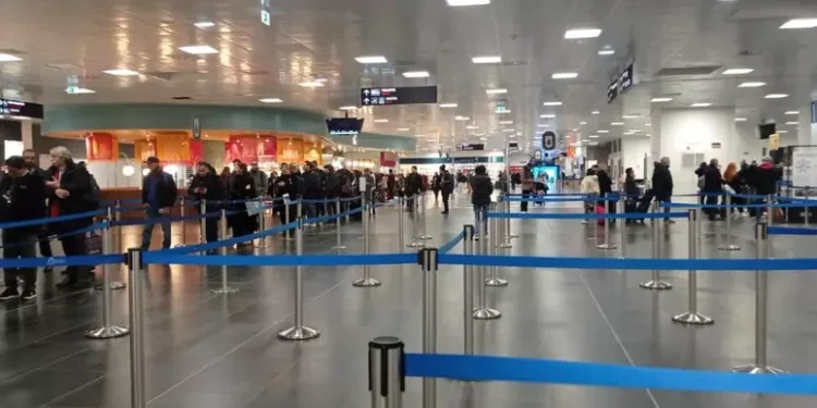 Codacons, prezzi voli Natale +900% rispetto tariffe normali