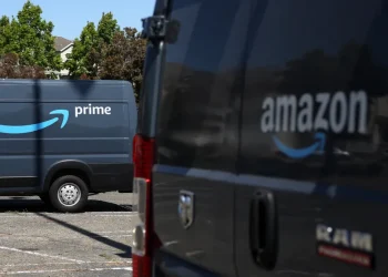 Amazon indagata per contrabbando di prodotti cinesi in Italia, la Guardia di finanza nelle sedi di Milano e Bergamo