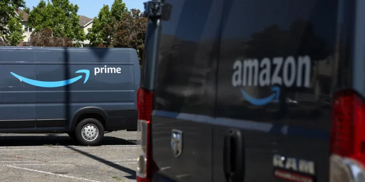 Amazon indagata per contrabbando di prodotti cinesi in Italia, la Guardia di finanza nelle sedi di Milano e Bergamo