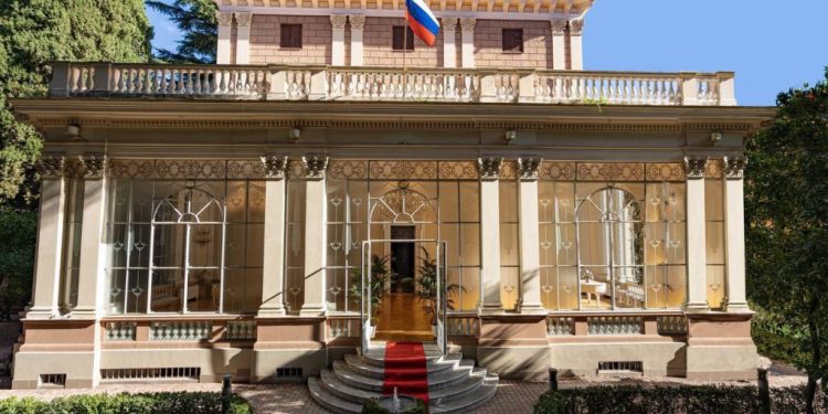 Ambasciata russa in Italia denuncia: “Aggressiva, esecrabile campagna antirussa promossa da Roma”