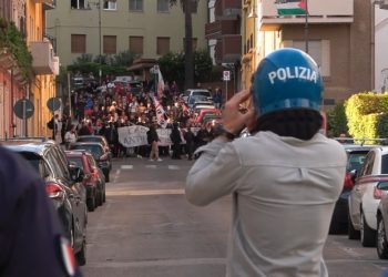 Tre fermi dopo gli scontri tra polizia e antifascisti a Cagliari: le immagini
