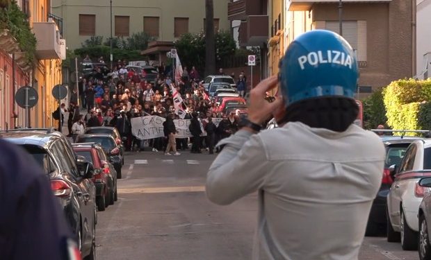 Tre fermi dopo gli scontri tra polizia e antifascisti a Cagliari: le immagini